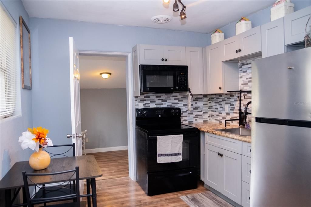 На продажу: $219,900 (3 спален, 1 ванн, 1108 Квадратных фут)