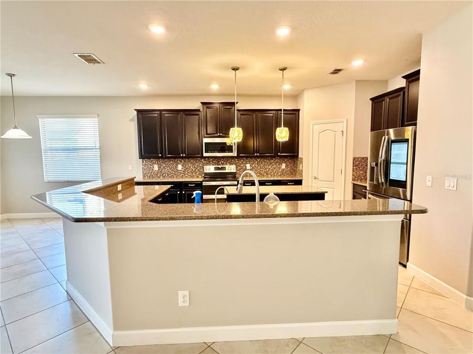 В аренду: $5,000 (6 спален, 4 ванн, 4280 Квадратных фут)