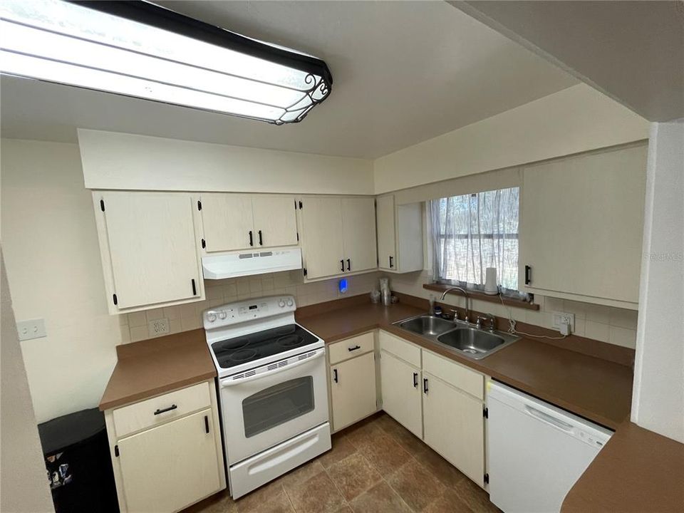 出租: $1,850 (1 贝兹, 1 浴室, 1645 平方英尺)