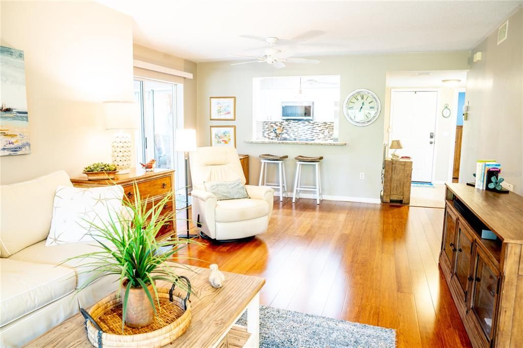 For Sale: $280,000 (2 beds, 2 baths, 1099 Square Feet)