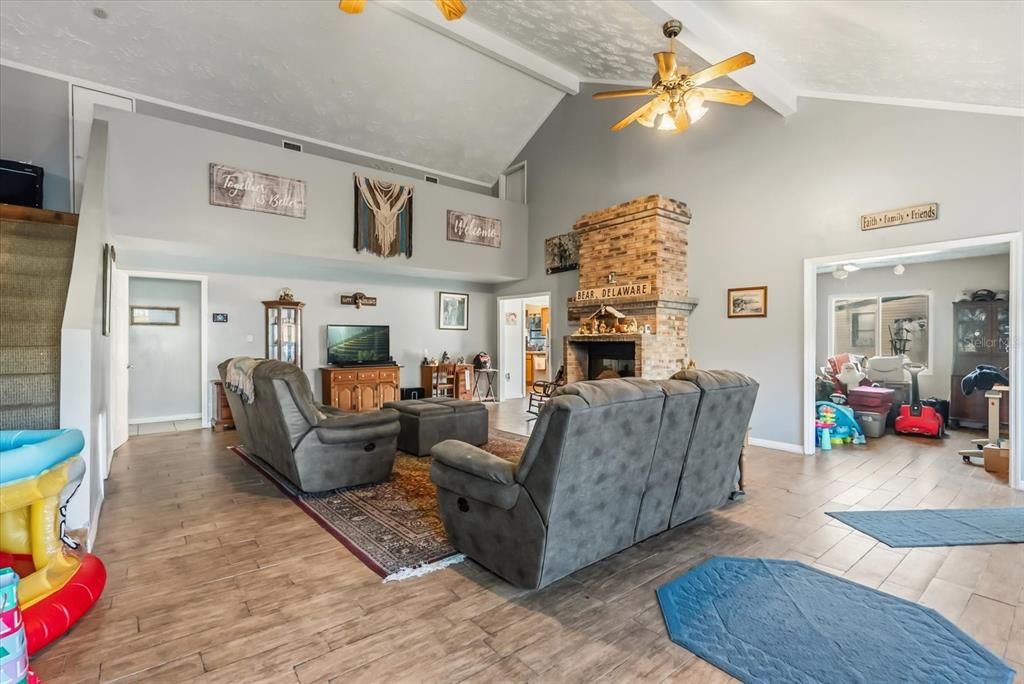 En Venta: $425,000 (6 camas, 3 baños, 2317 Pies cuadrados)