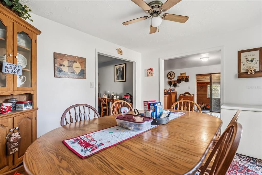 En Venta: $425,000 (6 camas, 3 baños, 2317 Pies cuadrados)