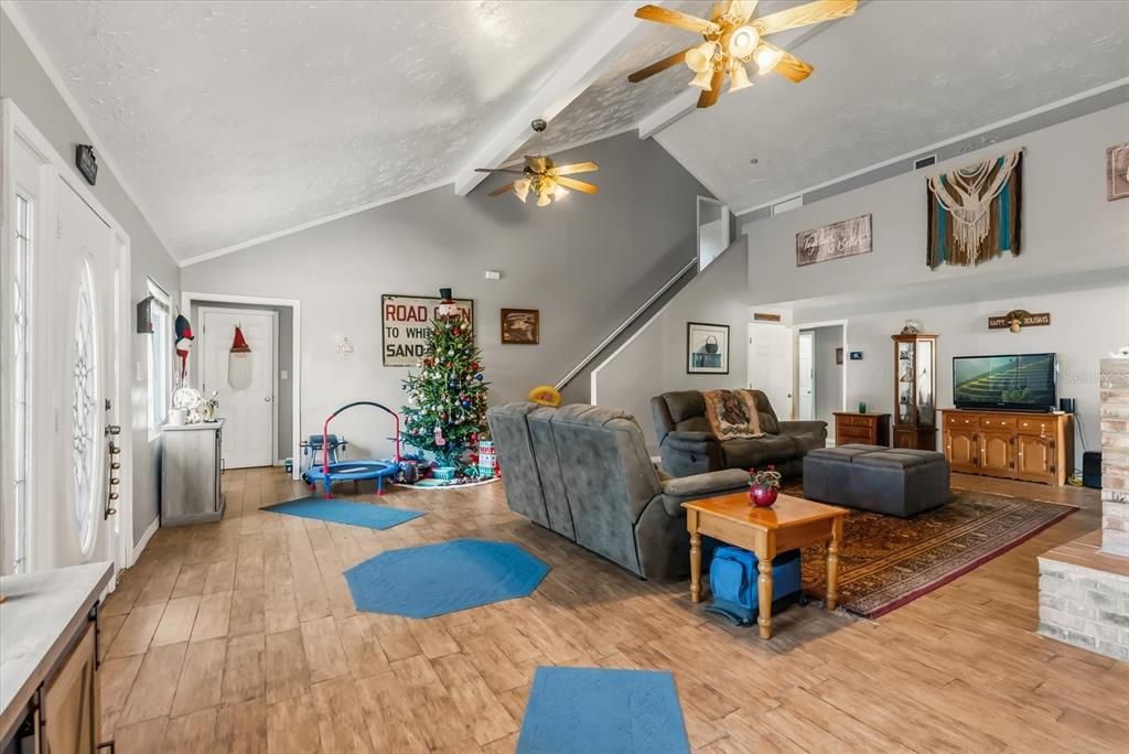 En Venta: $425,000 (6 camas, 3 baños, 2317 Pies cuadrados)