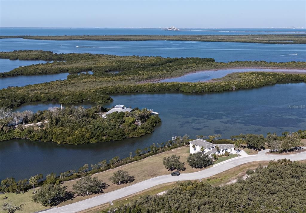 待售: $1,350,000 (0.65 acres)