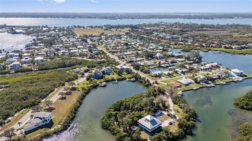 待售: $1,350,000 (0.65 acres)