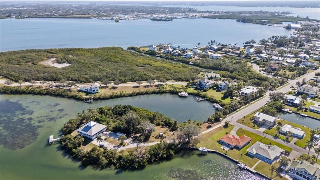 待售: $1,350,000 (0.65 acres)