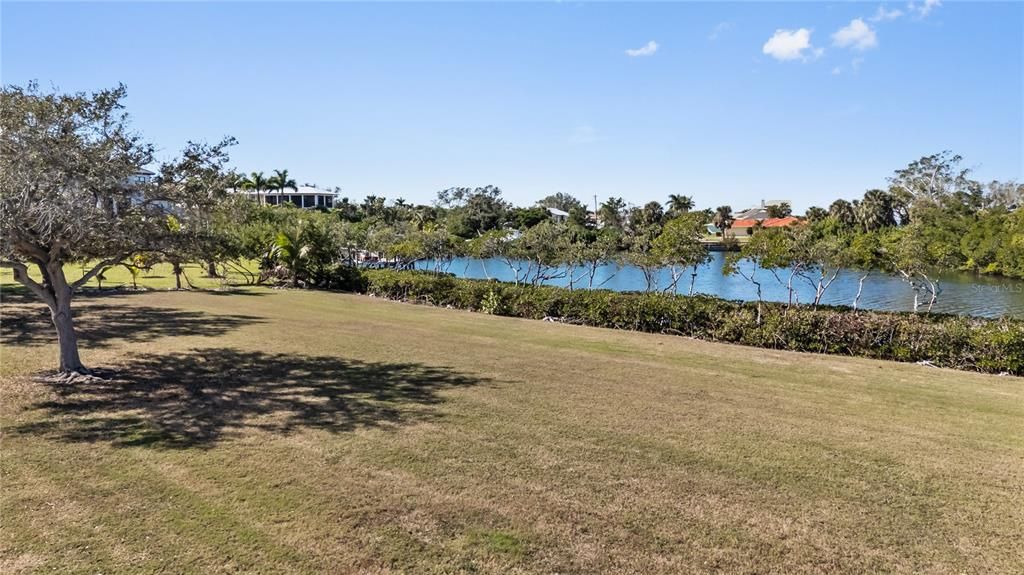 待售: $1,350,000 (0.65 acres)