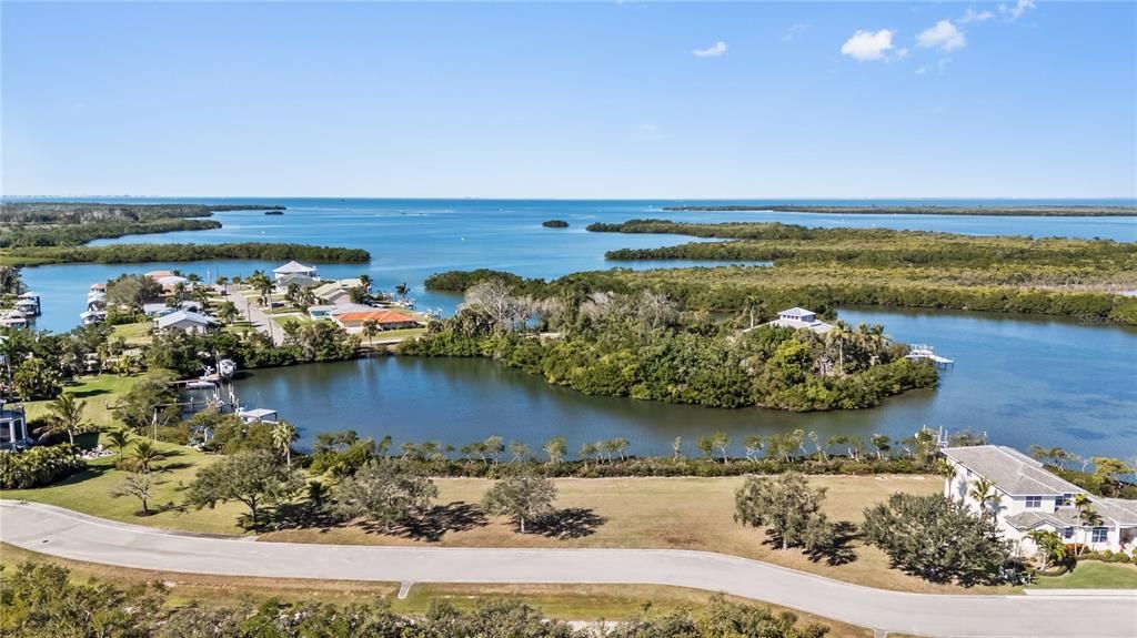 待售: $1,350,000 (0.65 acres)