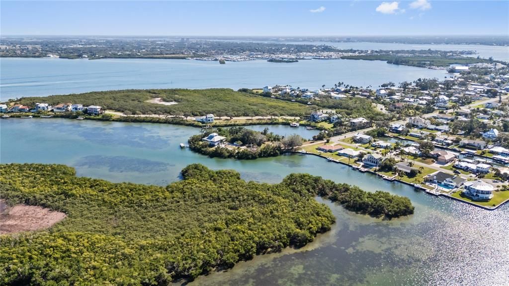 待售: $1,350,000 (0.65 acres)