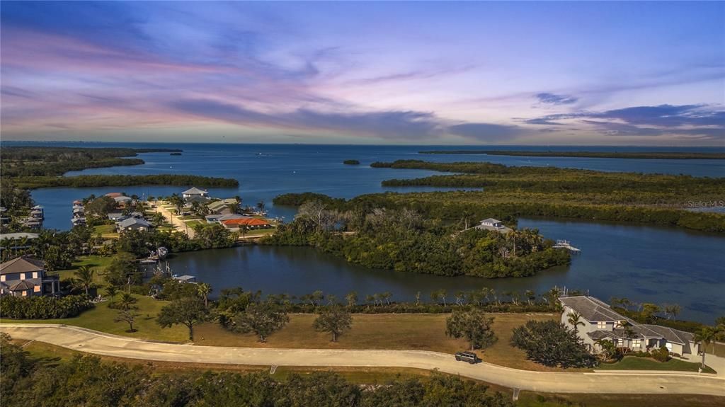 待售: $1,350,000 (0.65 acres)