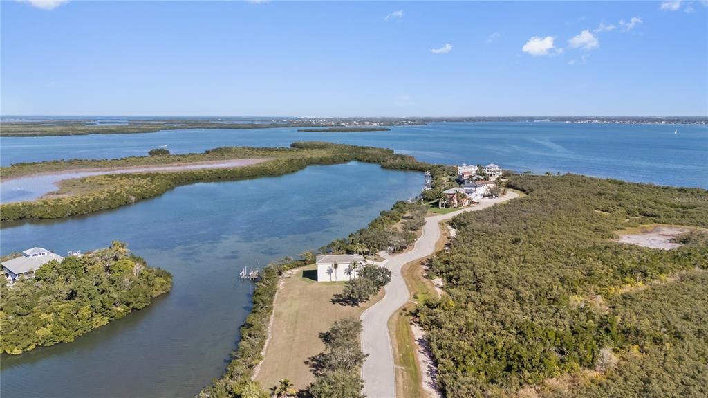 待售: $1,350,000 (0.65 acres)