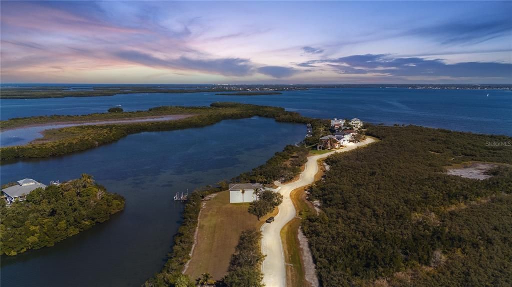 待售: $1,350,000 (0.65 acres)