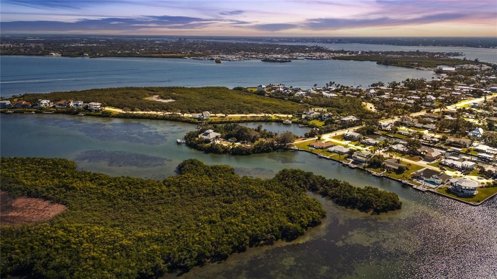 待售: $1,350,000 (0.65 acres)