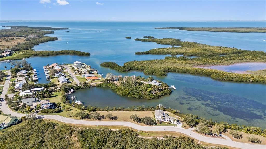 待售: $1,350,000 (0.65 acres)