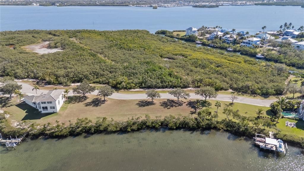 待售: $1,350,000 (0.65 acres)