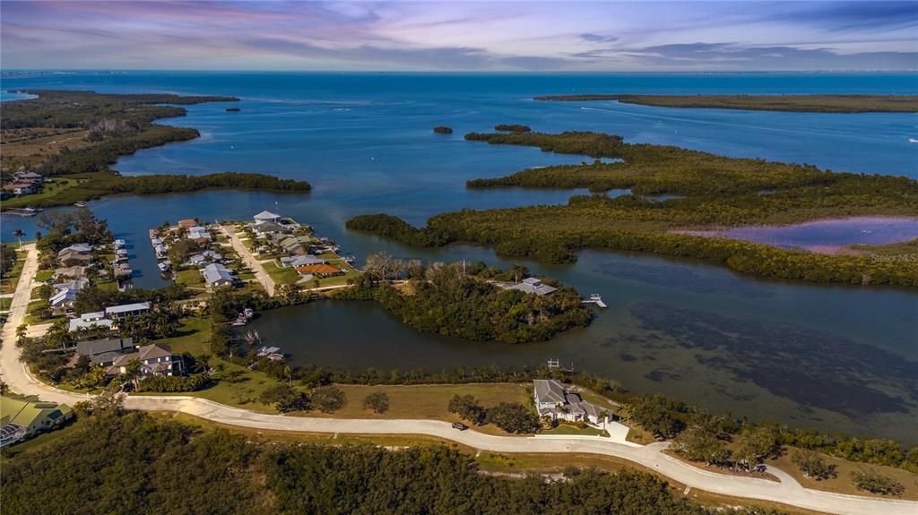 待售: $1,350,000 (0.65 acres)