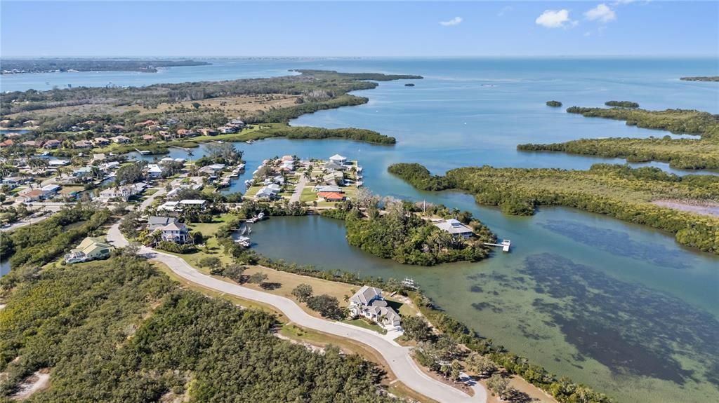 待售: $1,350,000 (0.65 acres)