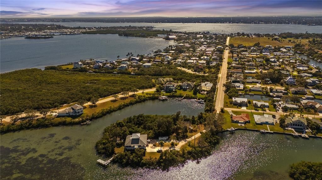 待售: $1,350,000 (0.65 acres)