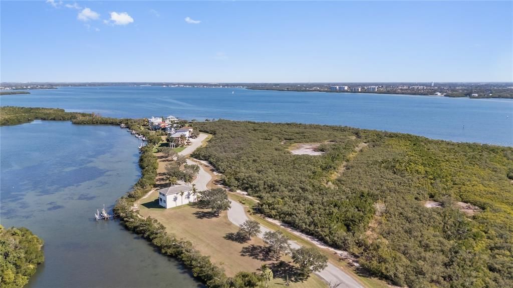 待售: $1,350,000 (0.65 acres)