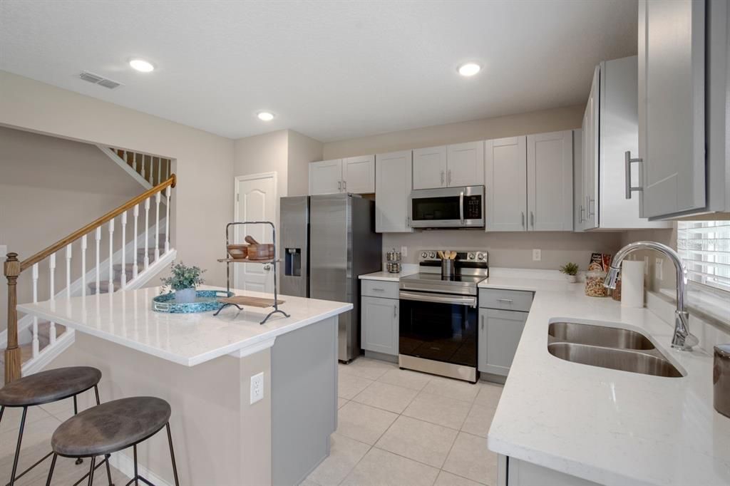 На продажу: $346,990 (4 спален, 2 ванн, 2284 Квадратных фут)