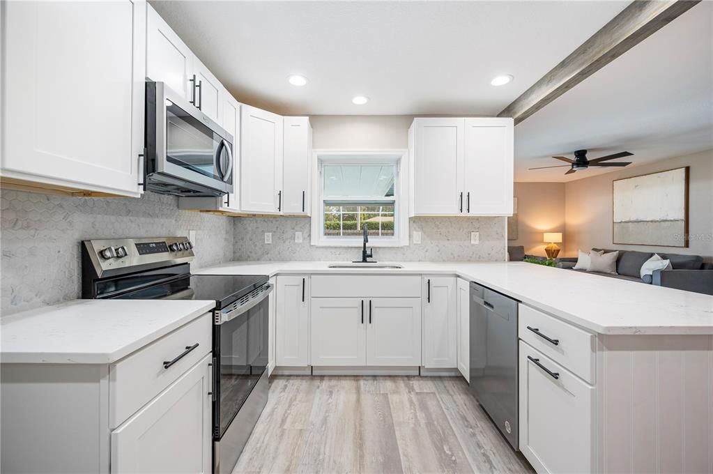 На продажу: $399,900 (3 спален, 2 ванн, 1684 Квадратных фут)