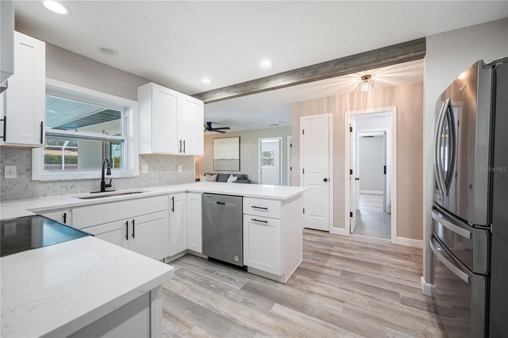 На продажу: $399,900 (3 спален, 2 ванн, 1684 Квадратных фут)