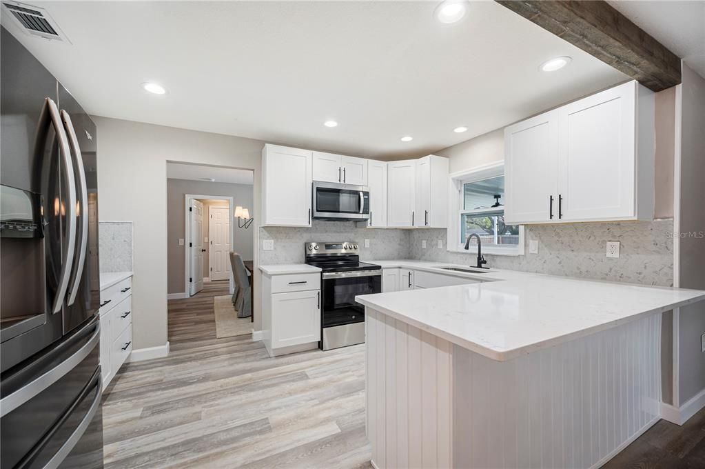 На продажу: $399,900 (3 спален, 2 ванн, 1684 Квадратных фут)