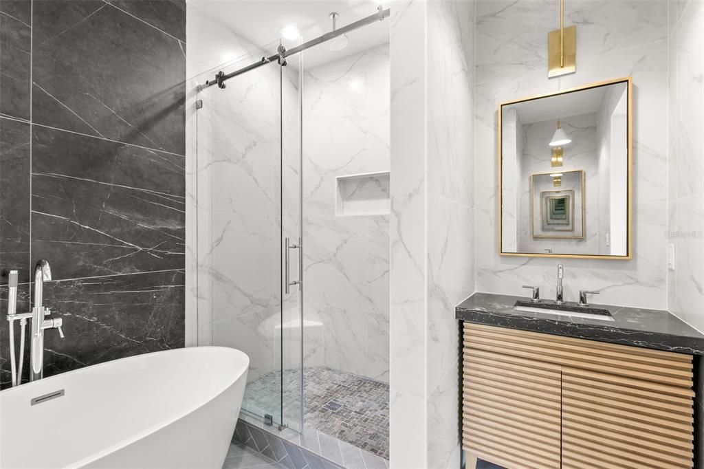 出租: $5,200 (3 贝兹, 3 浴室, 2080 平方英尺)