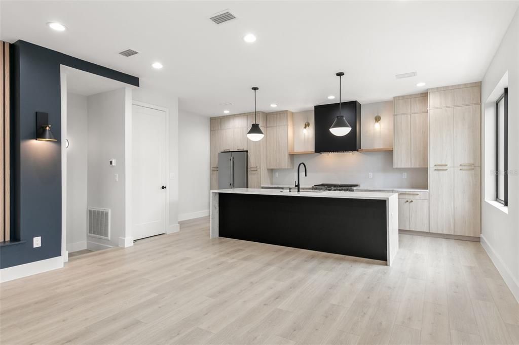 出租: $5,200 (3 贝兹, 3 浴室, 2080 平方英尺)