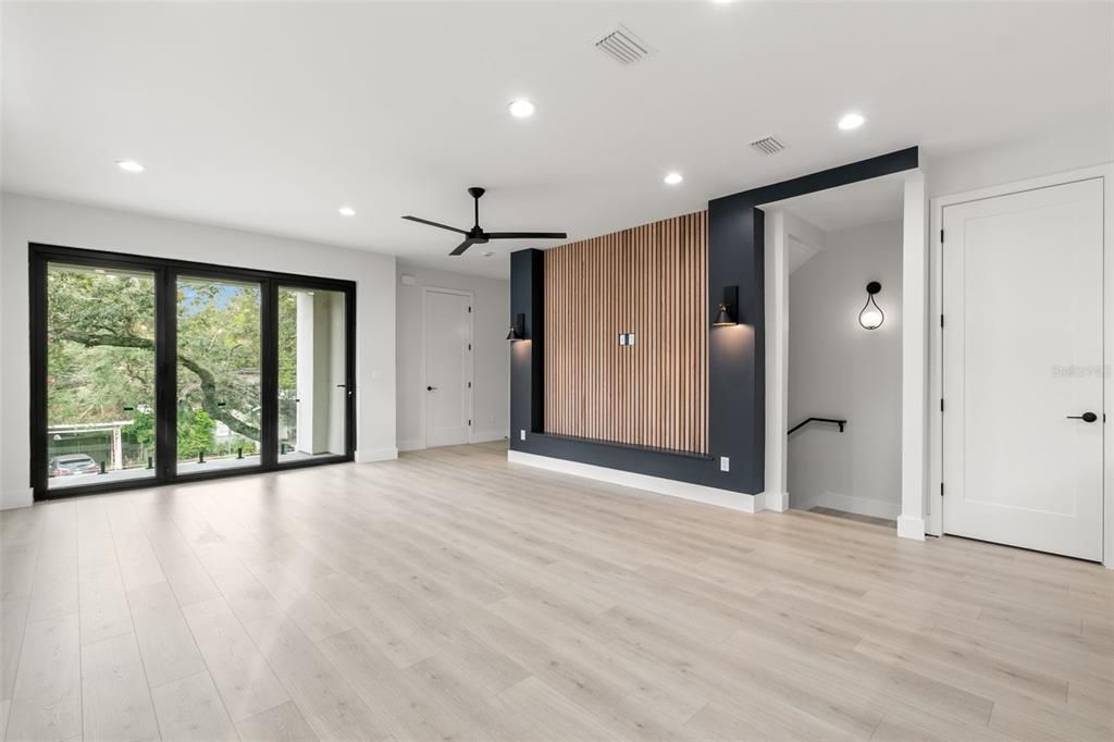 出租: $5,200 (3 贝兹, 3 浴室, 2080 平方英尺)