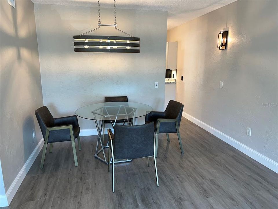 For Sale: $129,500 (2 beds, 2 baths, 875 Square Feet)