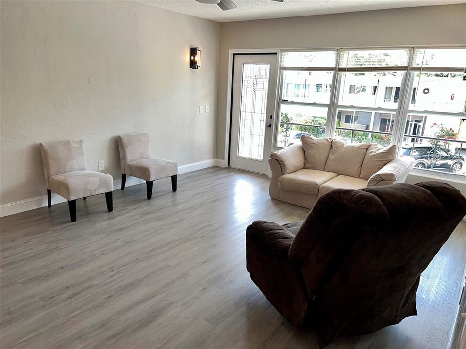 For Sale: $129,500 (2 beds, 2 baths, 875 Square Feet)