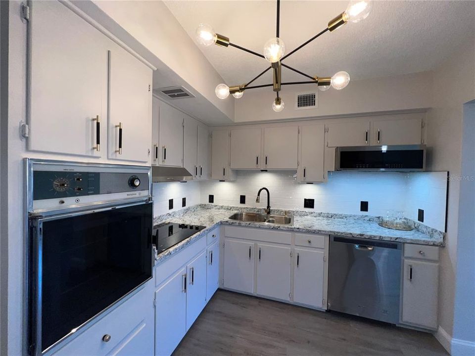 For Sale: $129,500 (2 beds, 2 baths, 875 Square Feet)