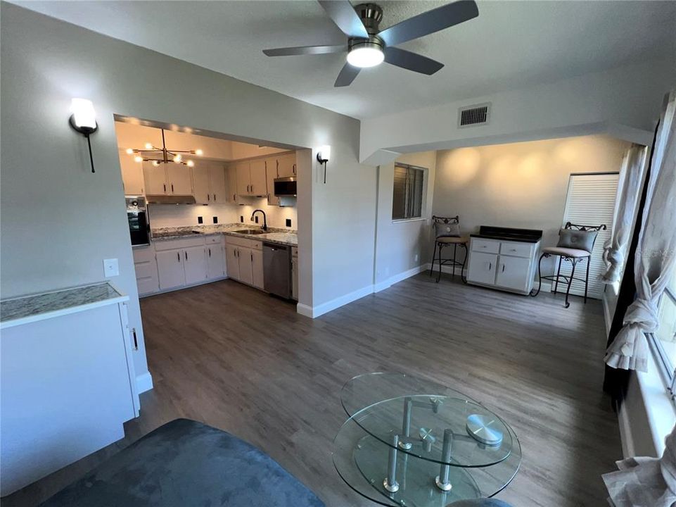 For Sale: $129,500 (2 beds, 2 baths, 875 Square Feet)