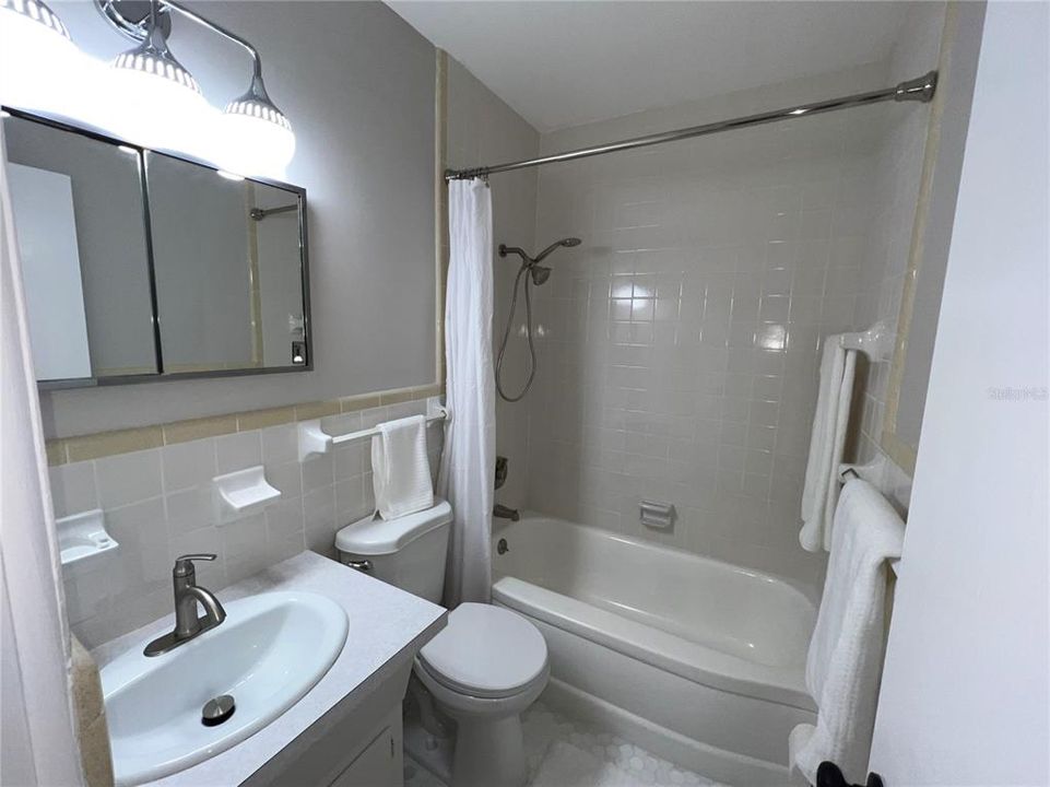 For Sale: $129,500 (2 beds, 2 baths, 875 Square Feet)