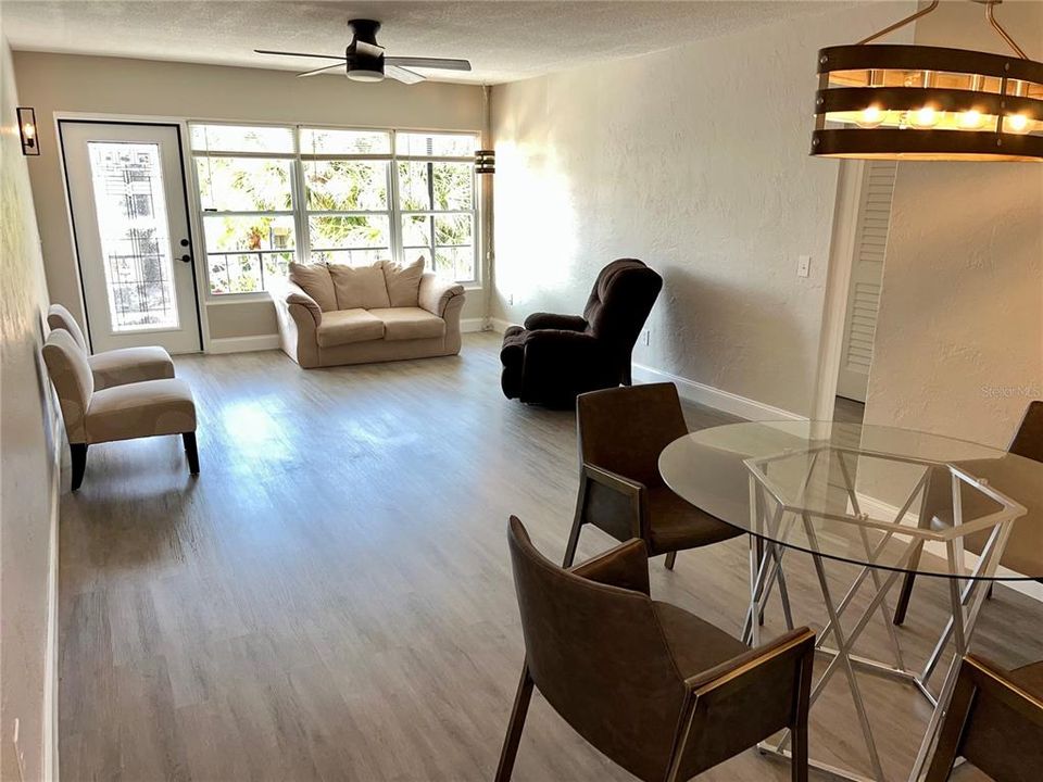 For Sale: $129,500 (2 beds, 2 baths, 875 Square Feet)