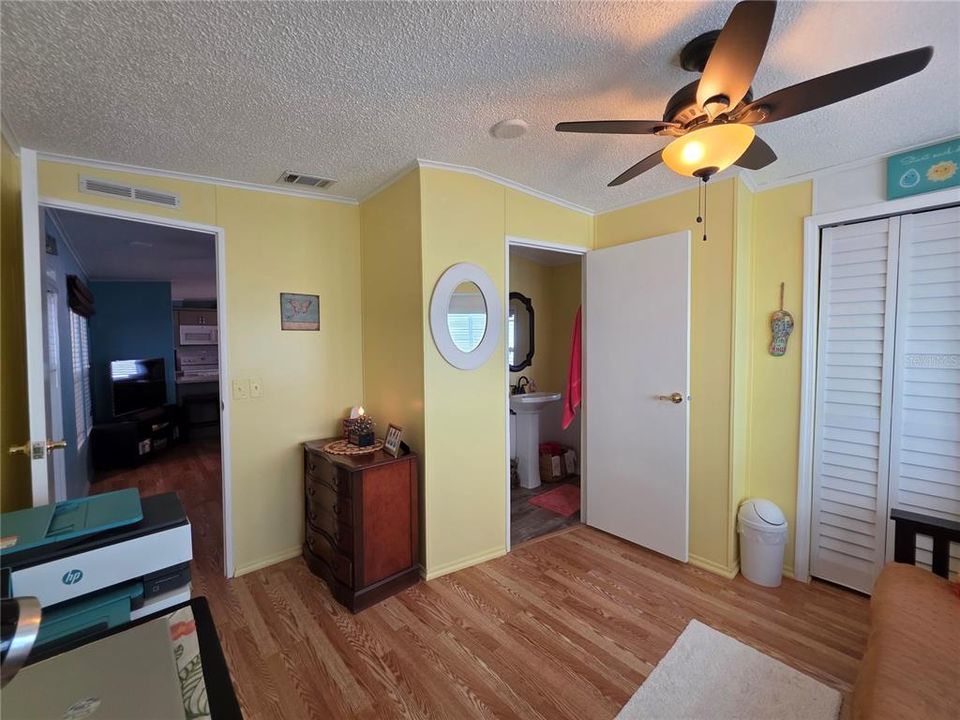 На продажу: $149,500 (2 спален, 2 ванн, 810 Квадратных фут)