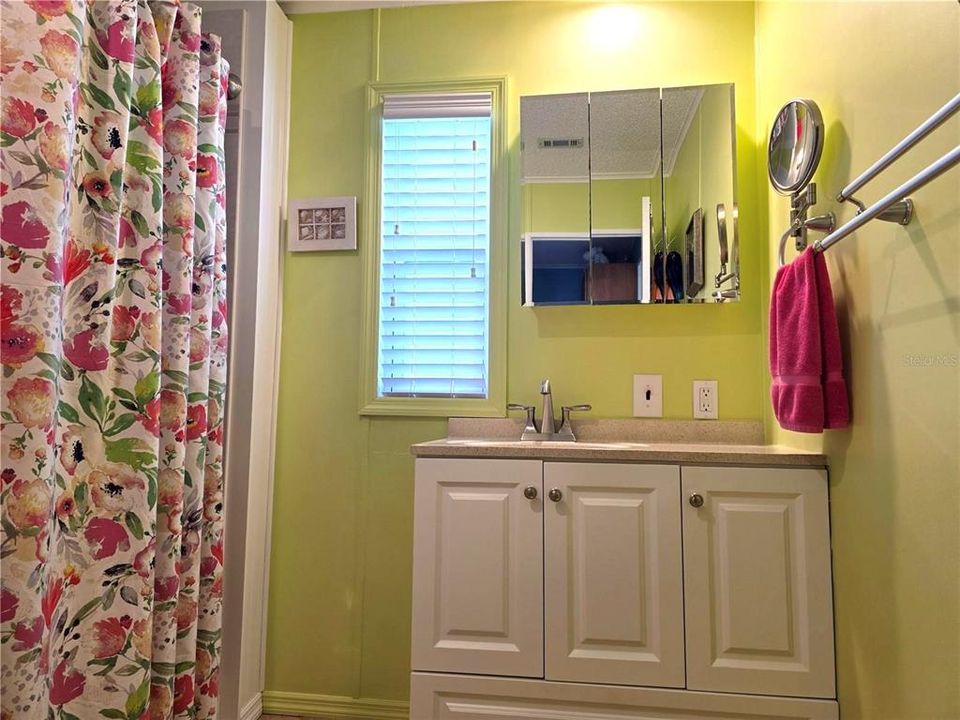 На продажу: $149,500 (2 спален, 2 ванн, 810 Квадратных фут)