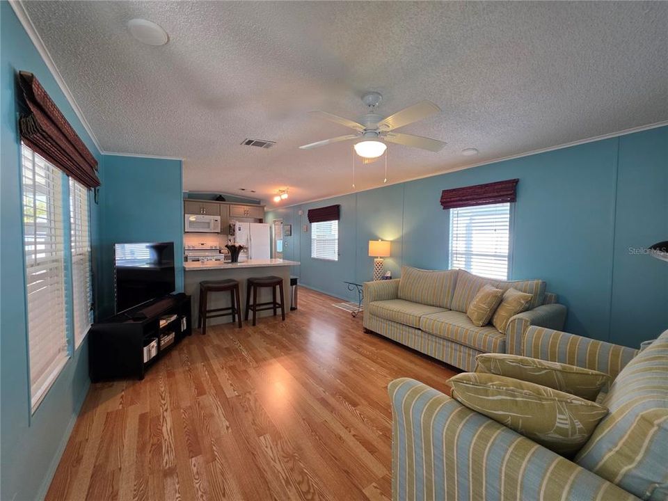 На продажу: $149,500 (2 спален, 2 ванн, 810 Квадратных фут)