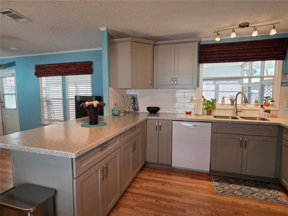 На продажу: $149,500 (2 спален, 2 ванн, 810 Квадратных фут)