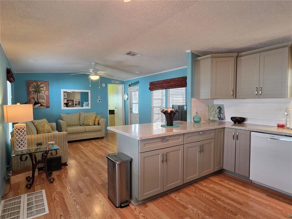 На продажу: $149,500 (2 спален, 2 ванн, 810 Квадратных фут)