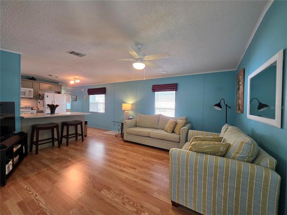 На продажу: $149,500 (2 спален, 2 ванн, 810 Квадратных фут)