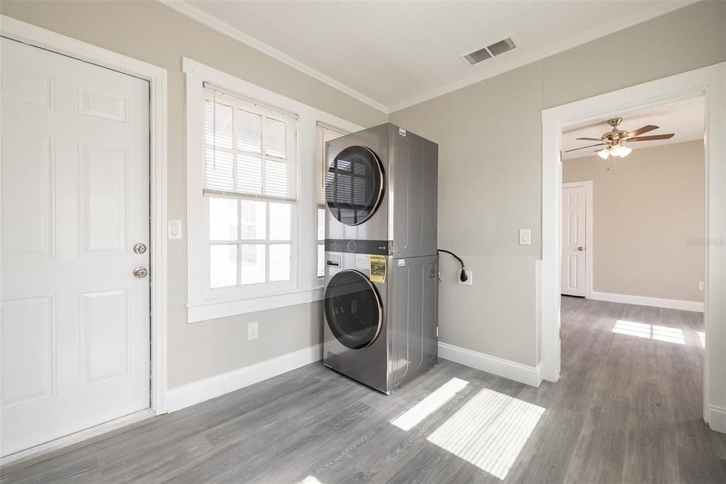 出租: $1,995 (2 贝兹, 1 浴室, 991 平方英尺)