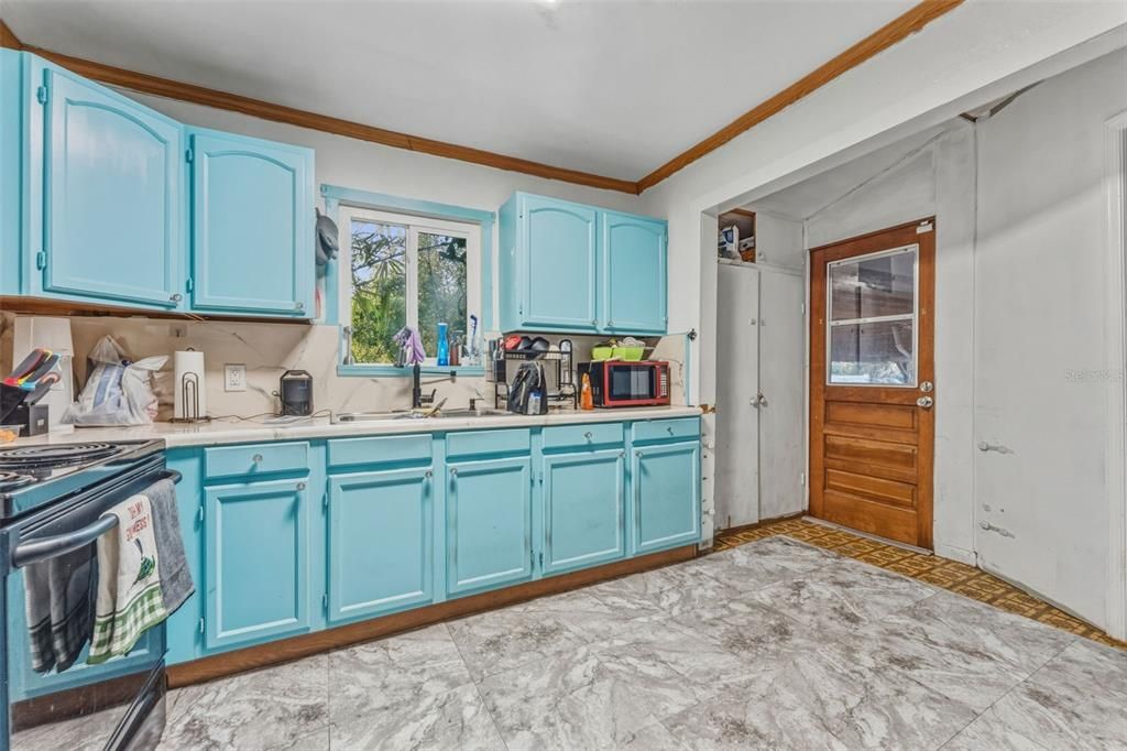 For Sale: $470,000 (5 beds, 0 baths, 1528 Square Feet)