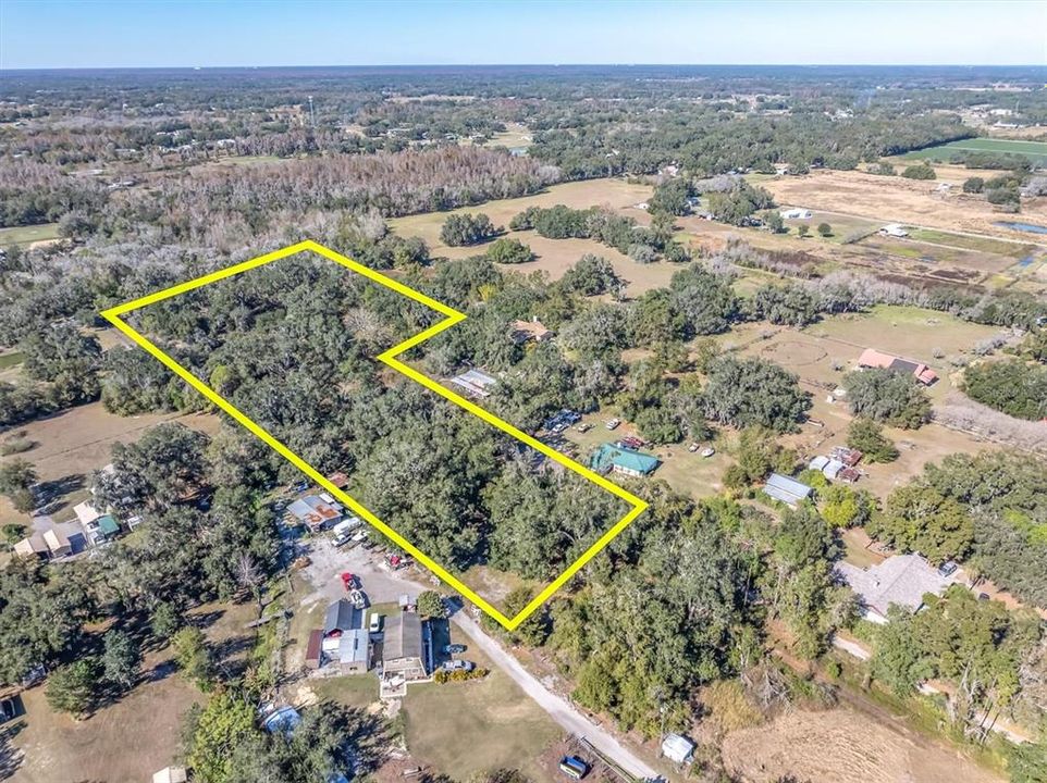 На продажу: $595,000 (5.47 acres)