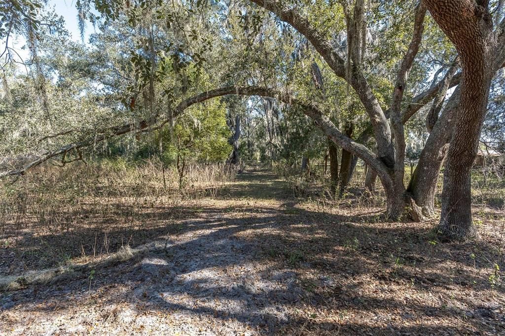 На продажу: $595,000 (5.47 acres)