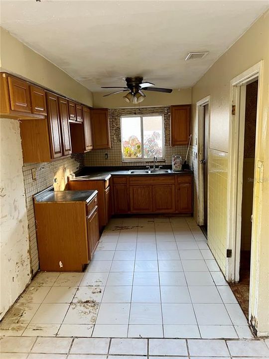 Activo con contrato: $200,000 (4 camas, 1 baños, 1382 Pies cuadrados)