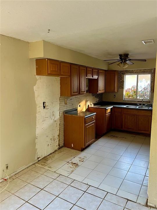 Activo con contrato: $200,000 (4 camas, 1 baños, 1382 Pies cuadrados)