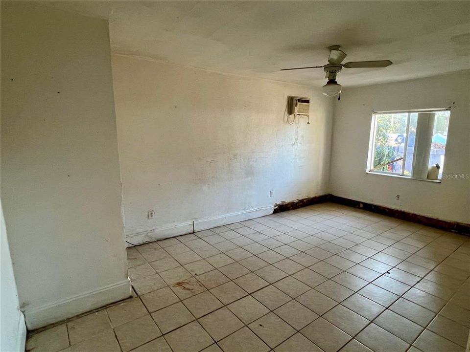 Activo con contrato: $200,000 (4 camas, 1 baños, 1382 Pies cuadrados)