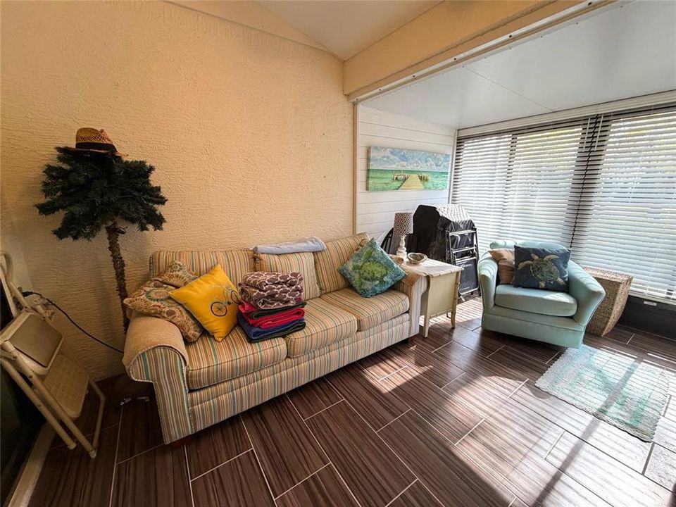 待售: $195,000 (2 贝兹, 2 浴室, 884 平方英尺)